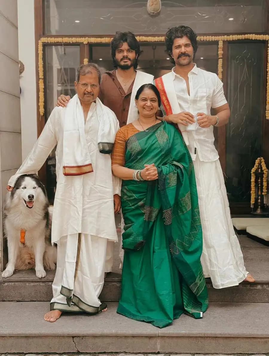 పంచెకట్టులో మెరిసిన రౌడీ స్టార్ - బ్యాచిలర్గా ఇదే చివరి సంక్రాంతా?