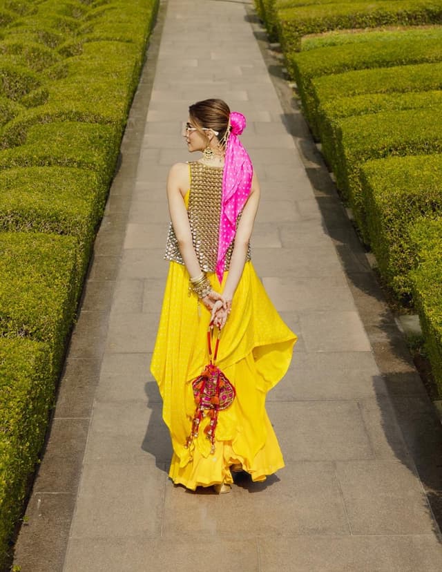 వైబ్రెంట్ లుక్లో కృతి సనన్