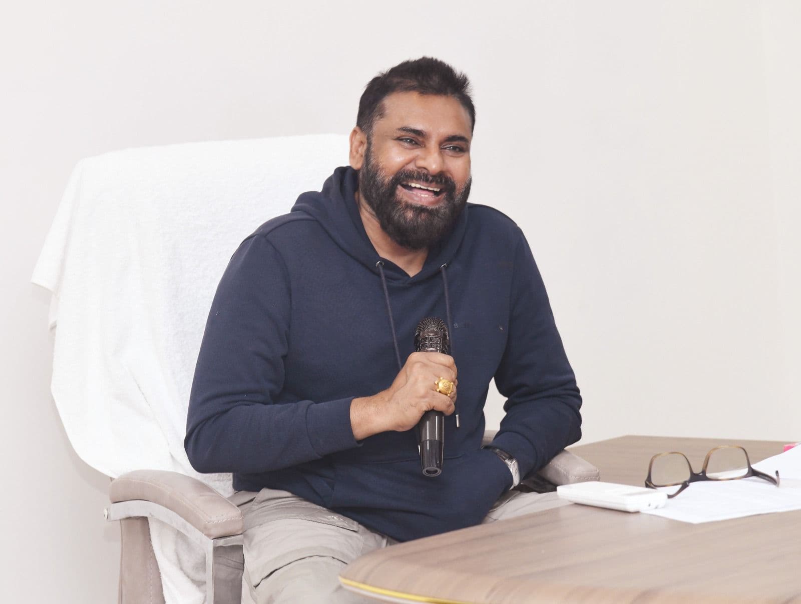 పవన్ కళ్యాణ్ క్రియేటివ్ వర్క్స్ చిత్ర బృందానికి శుభాకాంక్షలు