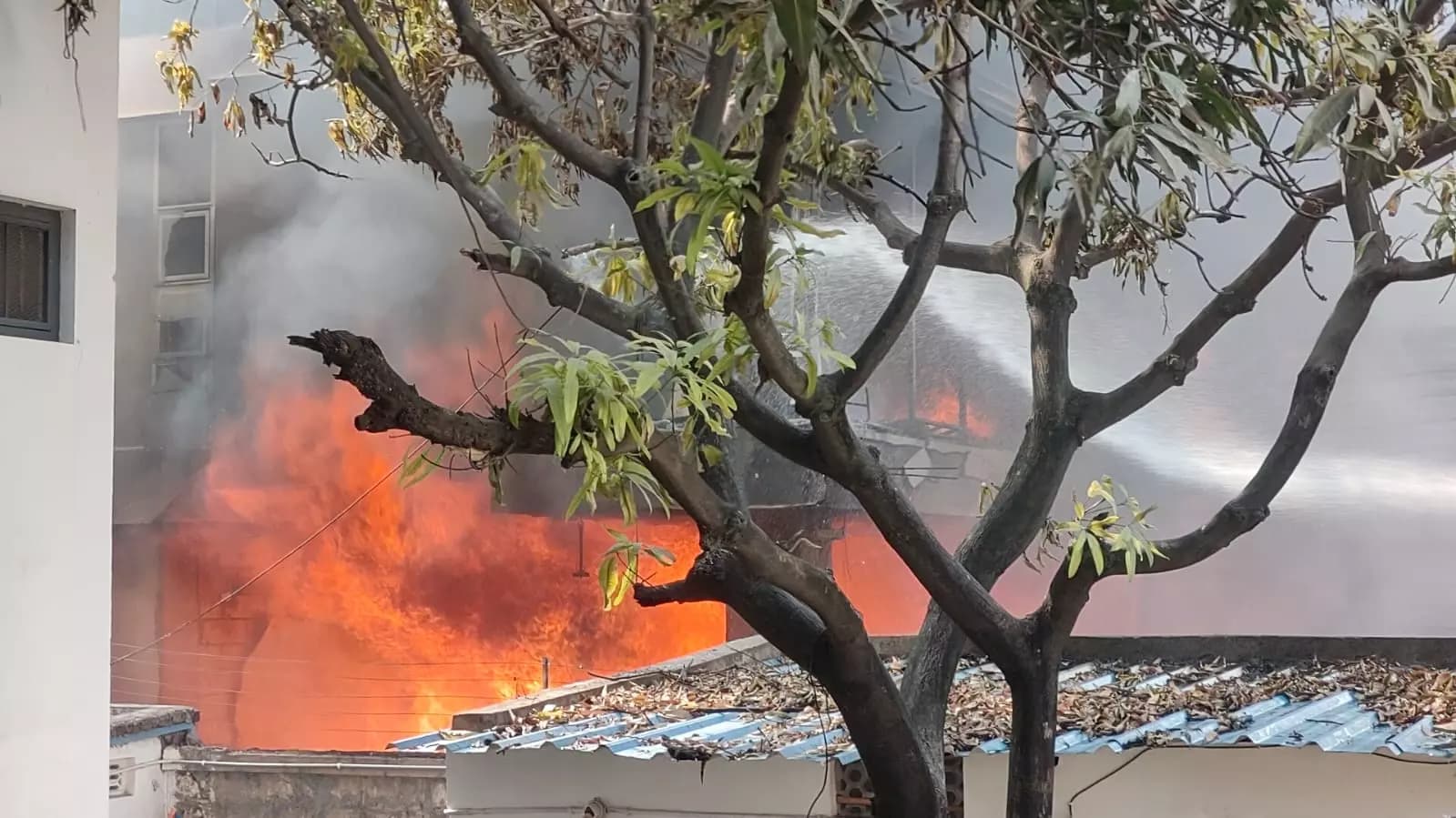 హైదరాబాద్లో ఫర్నిచర్ మాల్ అగ్నిప్రమాదం: 5 మంది మృతి