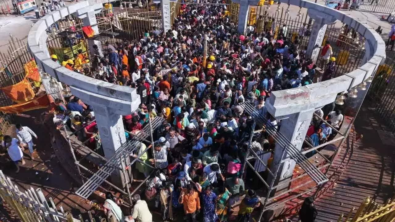 భక్తులతో జనసంద్రంగా మేడారం..