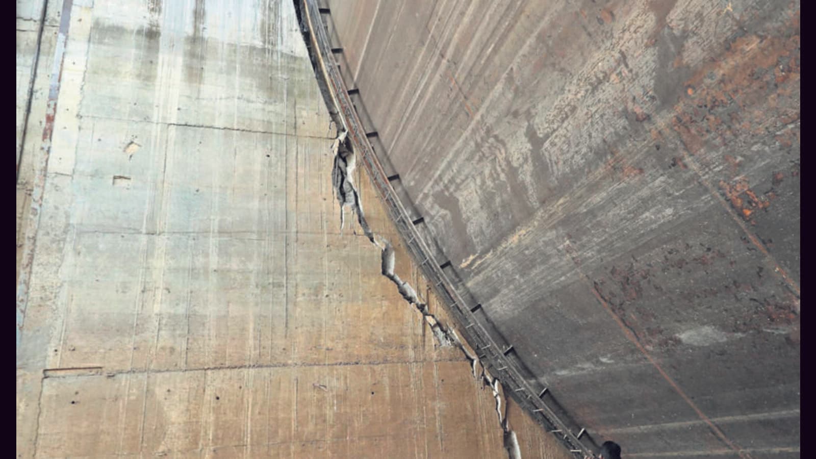 దేశంలోనే అత్యంత ప్రమాదకర డ్యామ్ల జాబితాలో మేడిగడ్డ బ్యారేజ్