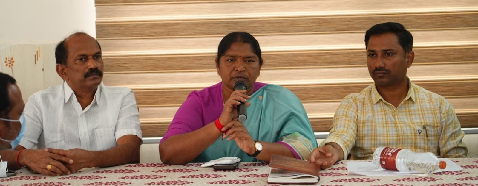 ఆదివాసి బిడ్డను.. పారిపోయే రకాన్ని కాదు - మంత్రి సీతక్క!