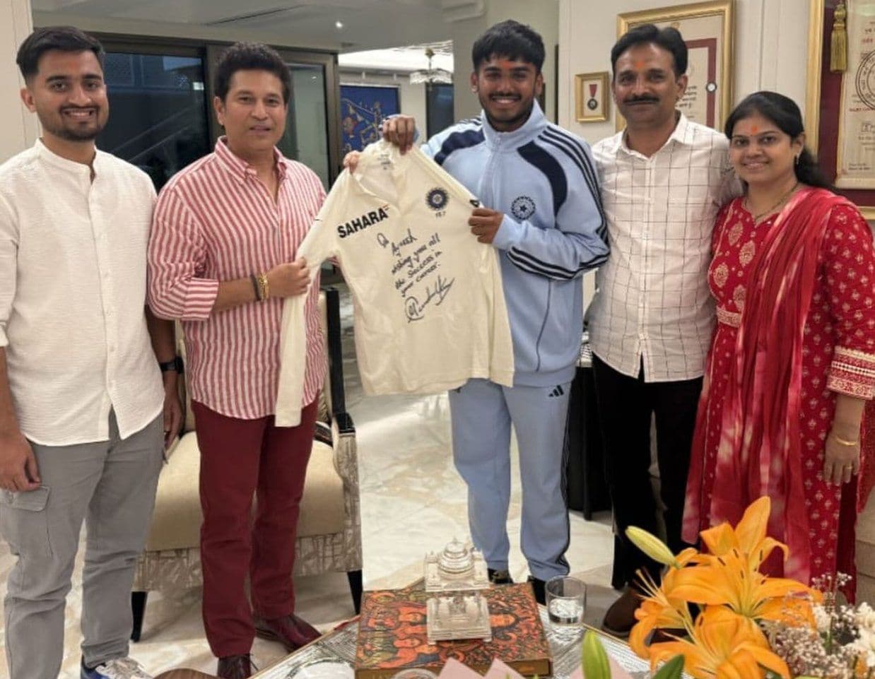 జూనియర్ కెప్టెన్కు 'క్రికెట్ గాడ్' స్పెషల్ గిఫ్ట్.. ఆయుష్ మత్రేకు తన చివరి టెస్ట్ జెర్సీని ఇచ్చిన సచిన్ టెండూల్కర్!