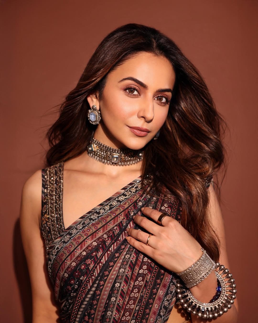 ట్రెడిషనల్ స్టైల్లో గ్లామర్ మెరుపులు మెరిపించిన రకుల్ ప్రీత్ సింగ్!