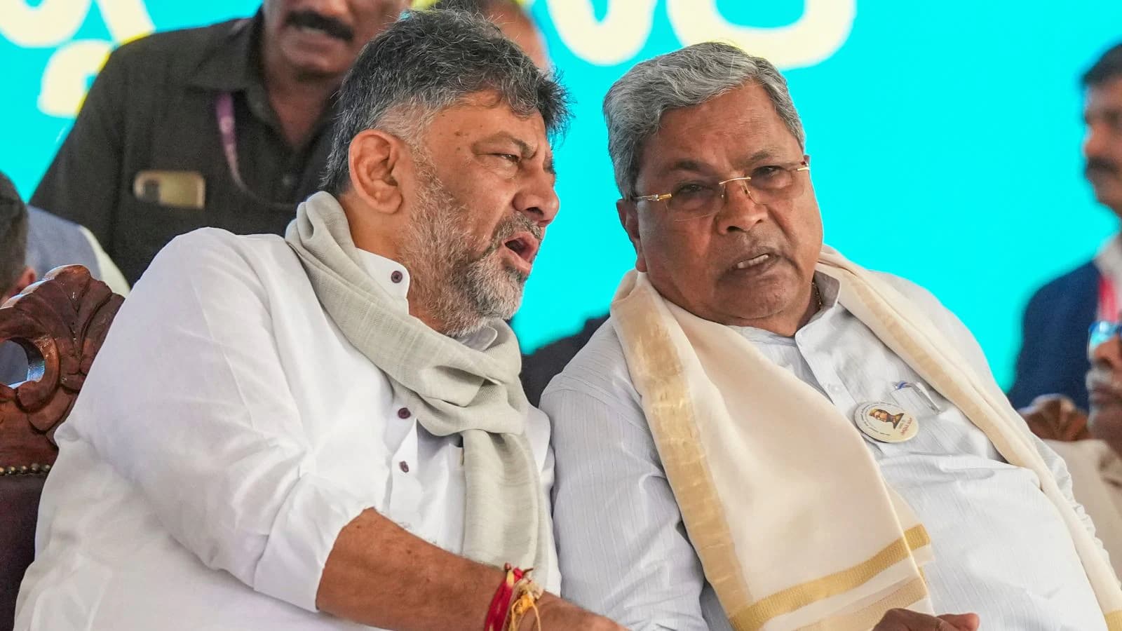 కర్ణాటకలో సీఎం మార్పుపై డీకే వర్గం ఎమ్మెల్యేల మీటింగ్