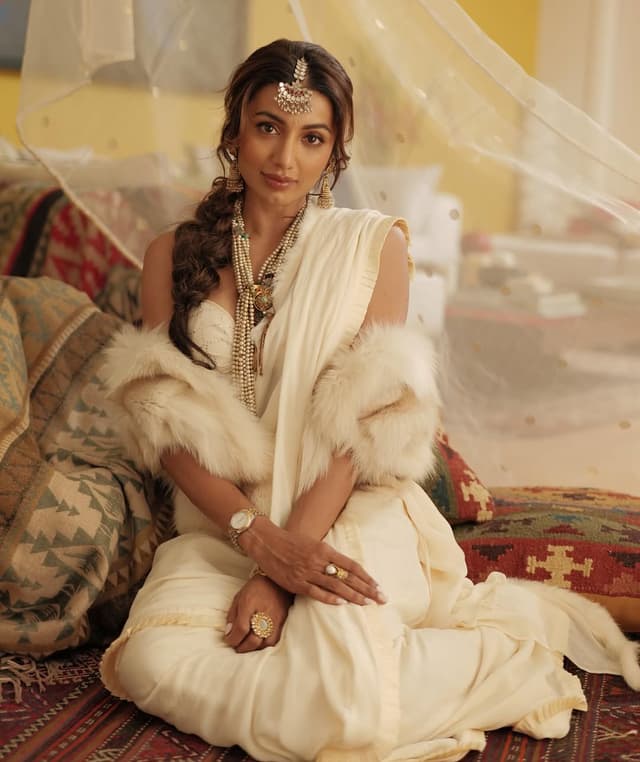 ఎథ్నిక్ లుక్లో అభిమానులను ఫిదా చేసిన తేజస్వి!