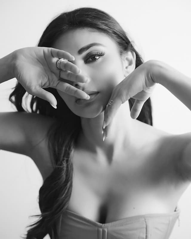 మోనోక్రోమ్ ఫ్రేమ్స్లో అందం చాటిన మౌనీ రాయ్!