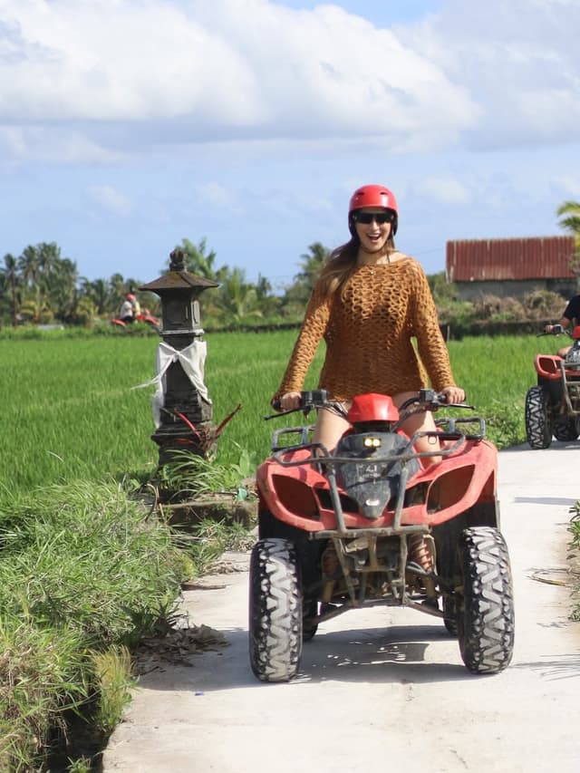 లక్ష్మి హాట్ అవతార్ ప్రకృతి మధ్యలో