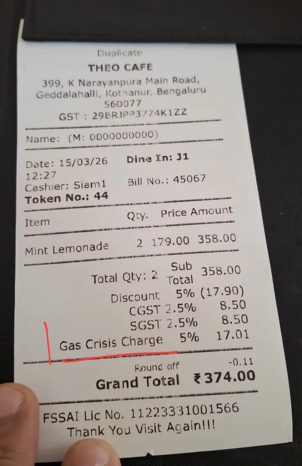 బెంగళూరు కేఫే బిల్లులో ‘గ్యాస్ క్రైసిస్ ఛార్జ్’ కలకలం