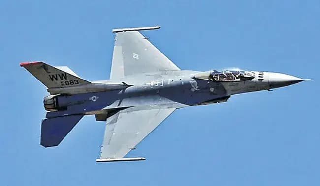 అఫ్గానిస్థాన్లో పాక్ వైమానిక దాడులు.. 200 మంది మృతి