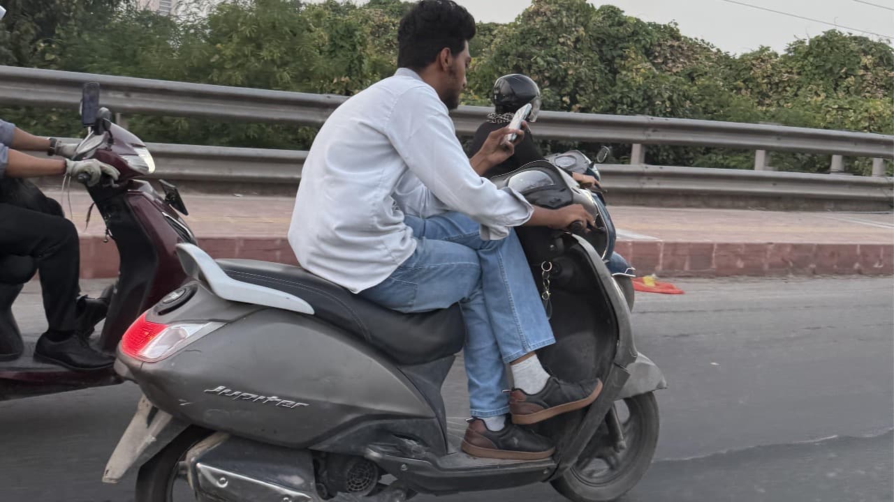 ఫోన్తో బైక్ డ్రైవింగ్ – విజయవాడలో ప్రమాదం!