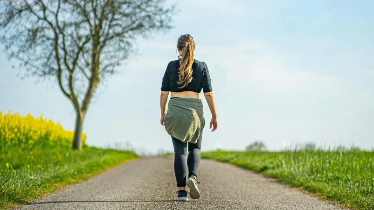 రెట్రో వాకింగ్తో మెదడు, శరీరానికి లాభాలు… వైద్యుల సలహా