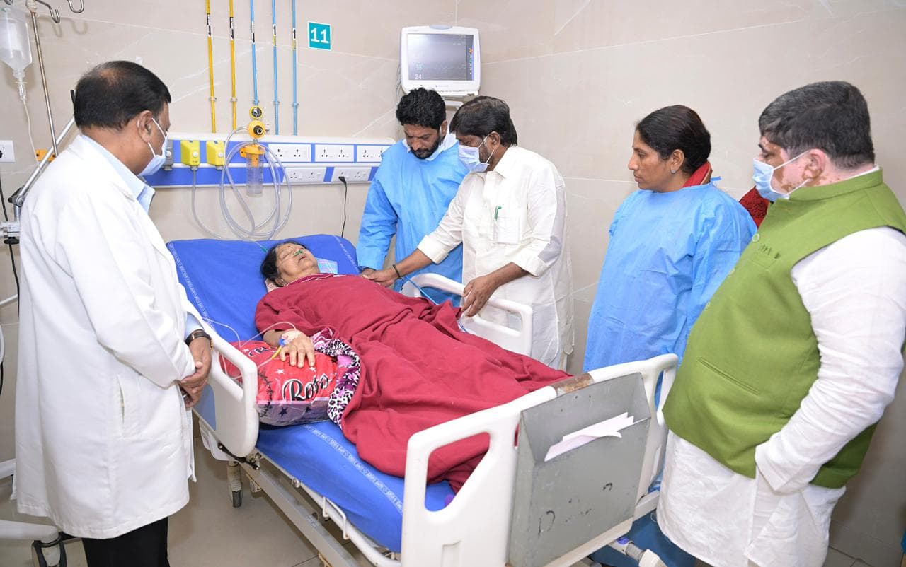 గద్దర్ భార్య ను పరామర్శించిన డిప్యూటీ సీఎం