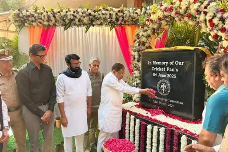 IPL 2026: తొక్కిసలాట మృతులకు ఆర్సీబీ ఘన నివాళి