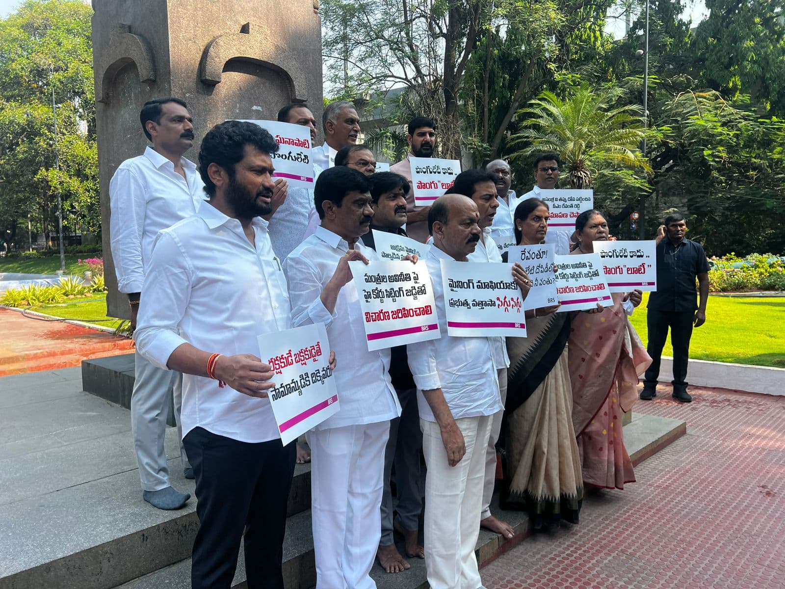 గన్ పార్క్ వద్ద బీఆర్ఎస్ ఎమ్మెల్యేల నిరసన!