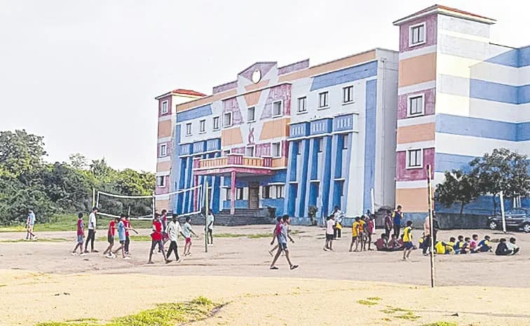 తెలంగాణలో గురుకుల విద్యార్థులకు ఎడ్యుకేషన్ కిట్లు