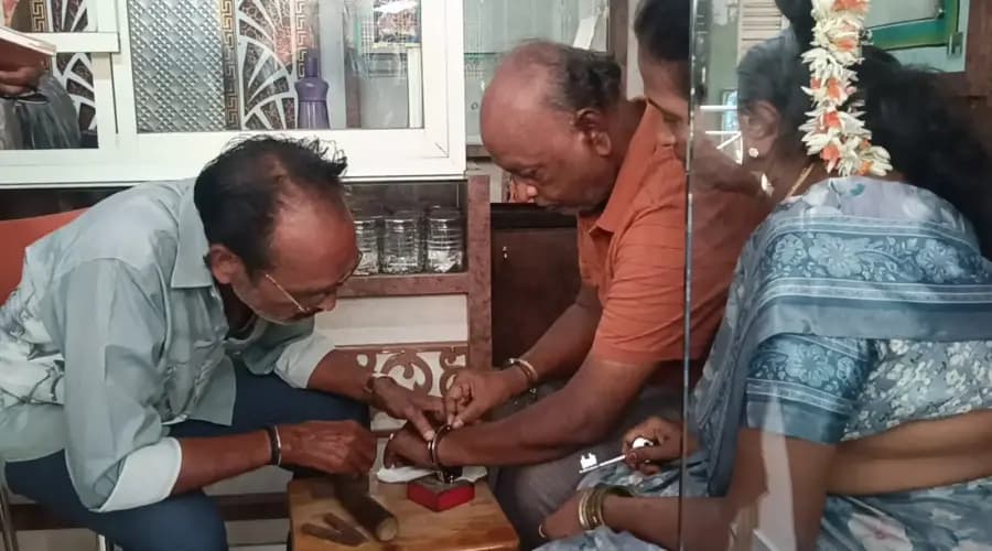 పోలీసుల వేషంలో దుండగుల దోపిడీ.. వ్యాపారికి బేడీలు వేసి కిలో బంగారం ఎత్తుకెళ్లారు