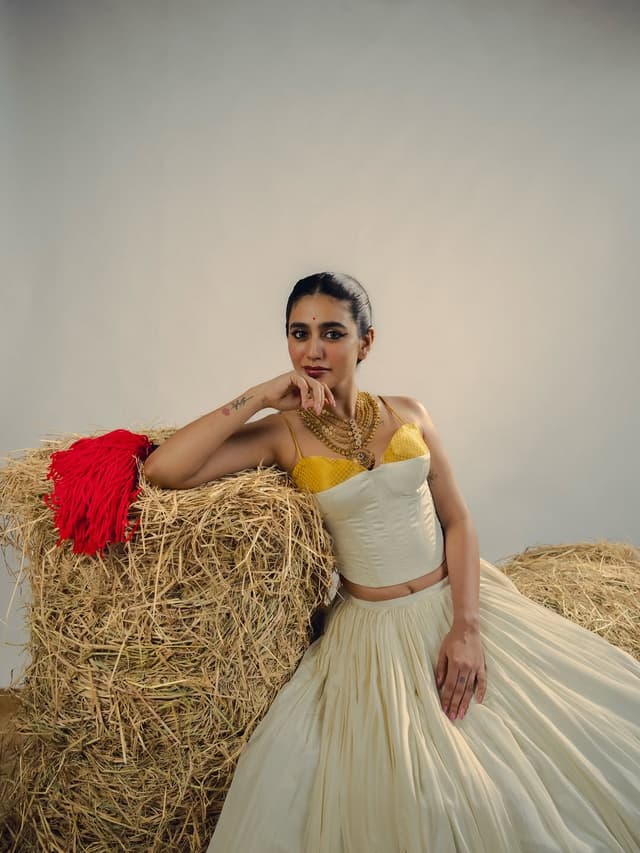 సంప్రదాయ శైలిలో ప్రియా ప్రకాష్ వారియర్ మెస్మరైజింగ్ లుక్!