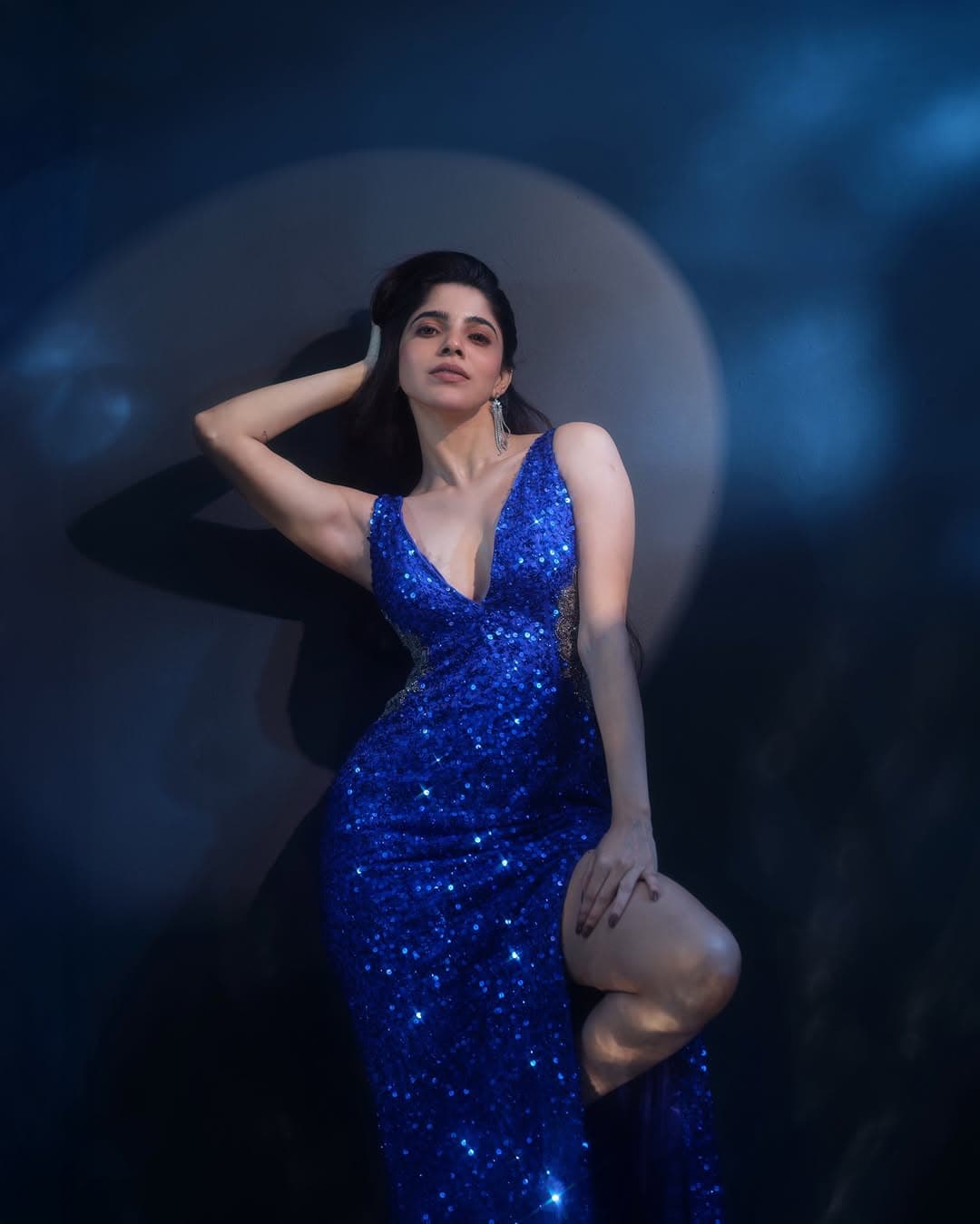 బ్లూ డ్రెస్సులో దివ్య భారతి స్టన్నింగ్ లుక్!