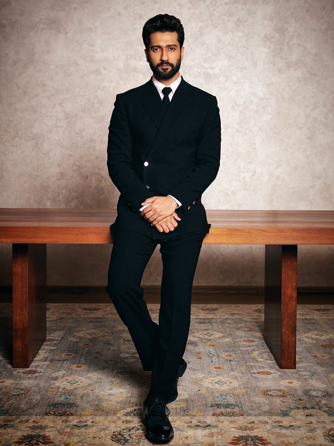 విక్కీ కౌశల్ స్టైలిష్ ఫార్మల్ లుక్!