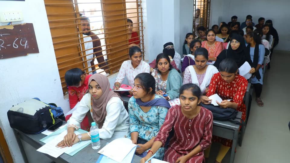 డిగ్రీ విద్యార్థులకు గుడ్న్యూస్.. ఫ్రీ హాస్టల్, కోచింగ్