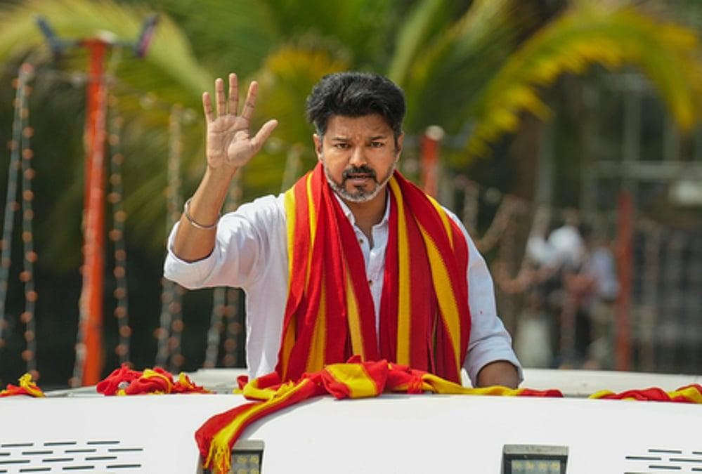 బెదిరింపులకు తలొగ్గను.. ప్రజలే నా బలం: టీవీకే చీఫ్ విజయ్!