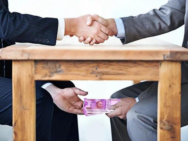 లంచం తీసుకుంటూ పట్టుబడ్డ ఆర్డీవో...