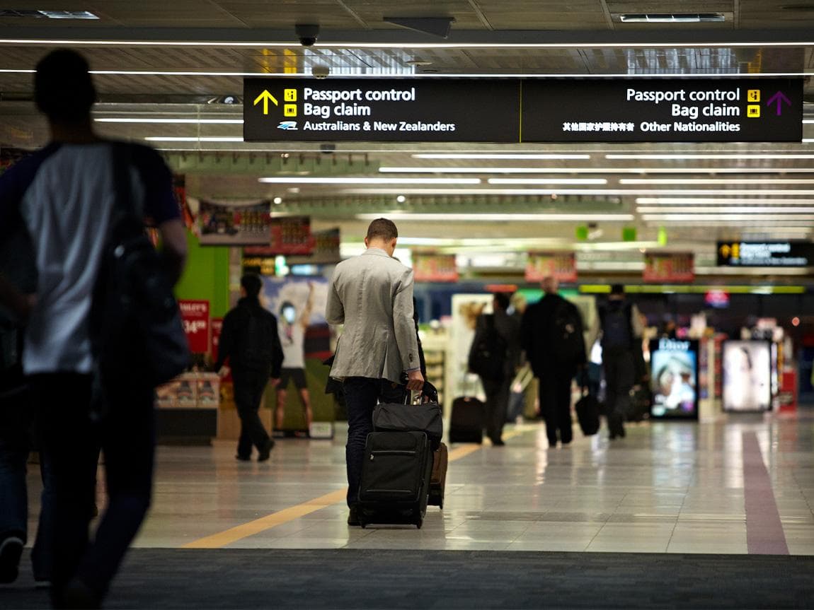 చిన్న పూలతో పెద్ద జరిమానా… ప్రయాణికులకు హెచ్చరిక!